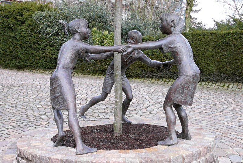 „Wenn Kinder immer weniger spielen können - was ist zu tun?  Das Kind bespielen - extra lernen oder trainieren - was nutzt dem Kind?“ 